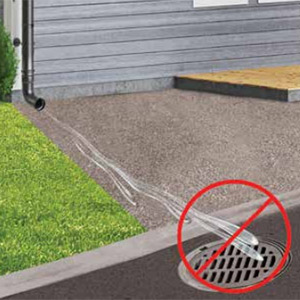 Déversement de l'eau d'une entrée charetière vers la rue
