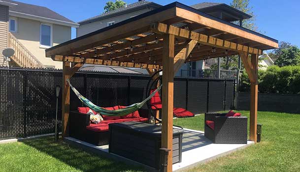 Aménagement extérieur sous une pergola en bois