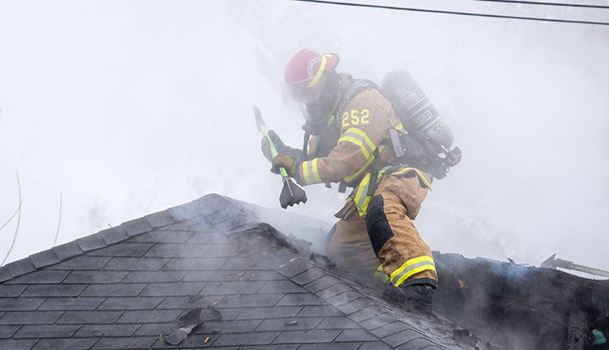 Fumée sortant d'un toit de maison