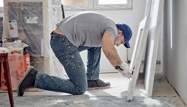 Homme qui fait des travaux