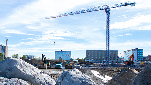 Une grue sur un chantier de construction à Laval.