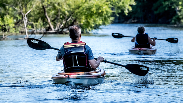Deux kayakistes sur une rivière.