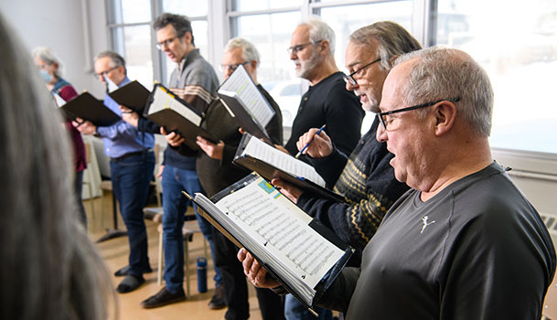 Homme pratiquant le chant dans une chorale