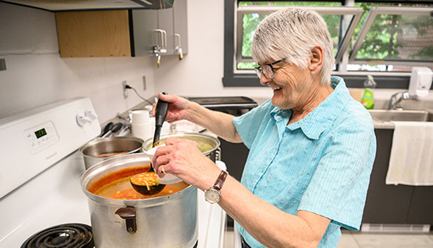 Bénévole qui fait une soupe