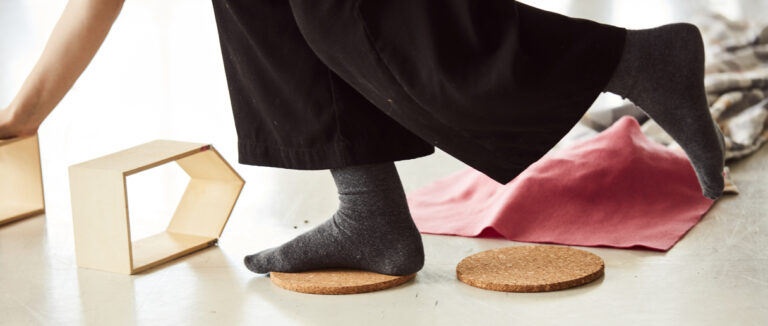 Pieds d'une personne en mouvement lors de l'atelier L'escarcelle en musique