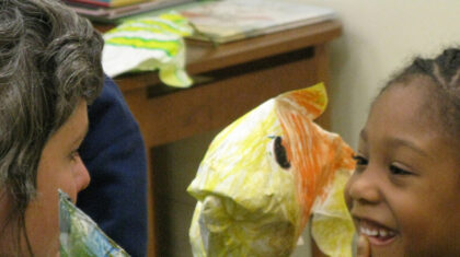 femme, enfant et marionnette de poisson