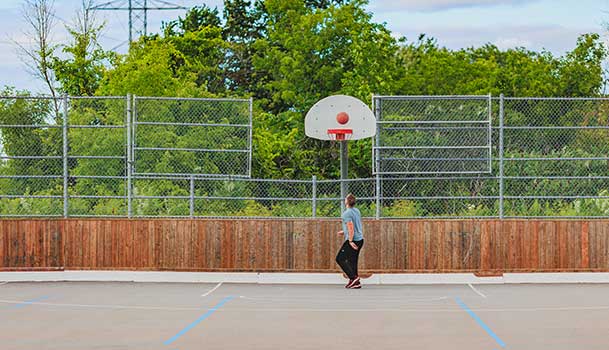 Une personne qui joue au basketball