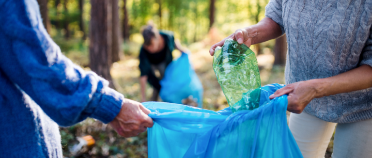 Un groupe de personnes ramasse les déchets laissés en forêt.