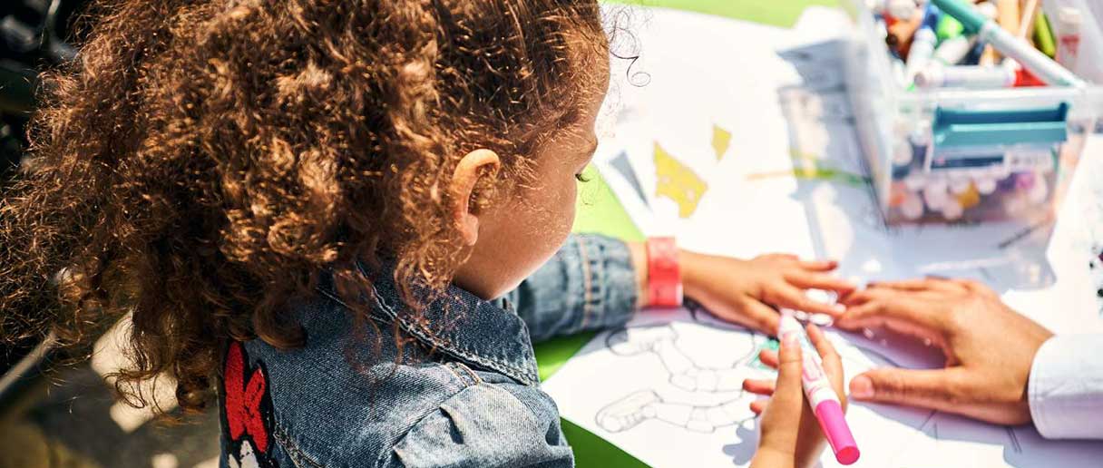 Enfant qui fait un coloriage