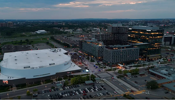 L’amphithéâtre et l’Enclav, zone citoyenne de la Place Bell