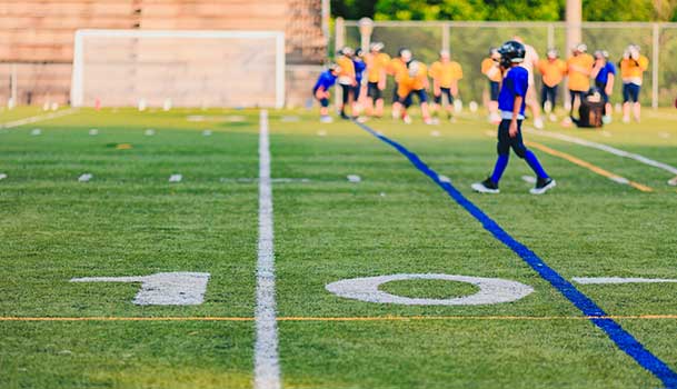 Joueurs/joueuses sur un terrain de football