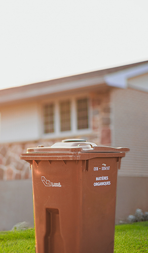 Bac brun pour la collecte des matières organiques, compost à la Ville de Laval