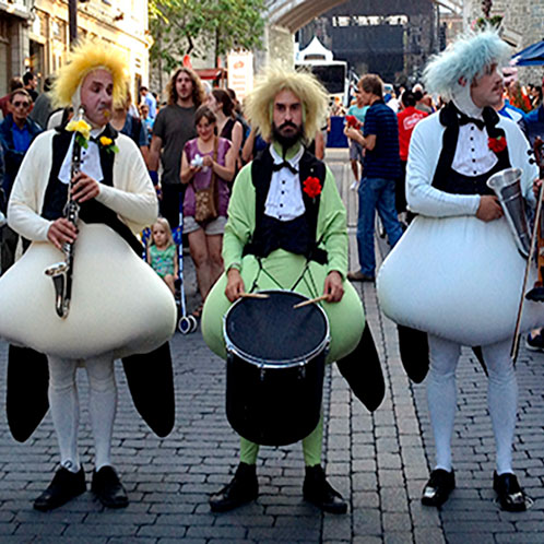 Trio de musiciens dans la rue avec leurs instruments