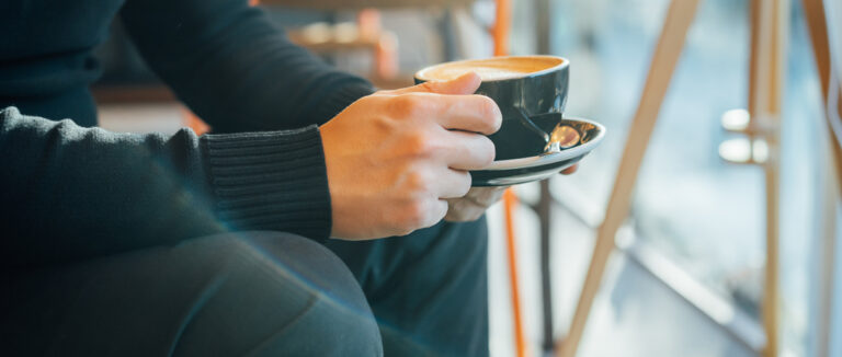 Personne tient une tasse de café