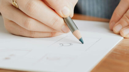 Personne qui dessine dans un journal