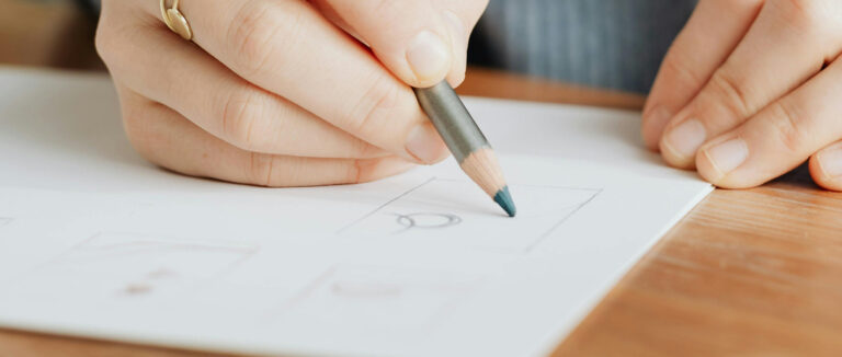 Personne qui dessine dans un journal