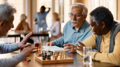 Groupe de personnes jouant à un jeu