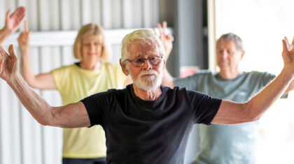 groupe de personnes dans une classe de Tai chi