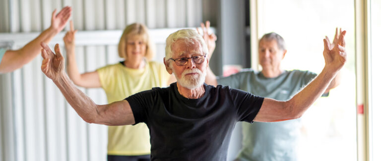 groupe de personnes dans une classe de Tai chi