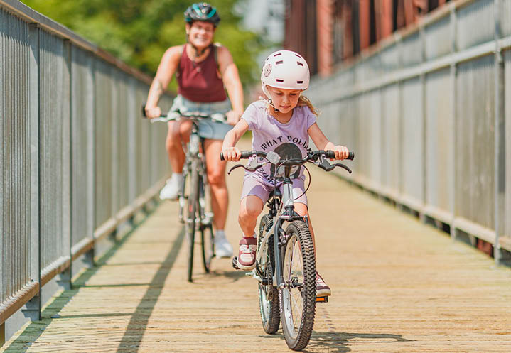 Une mère et sa fille font du vélo.