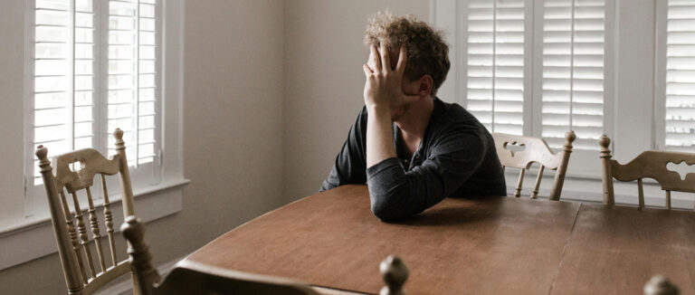 Personne assise à une table de cuisine