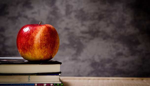 Une pomme sur des livres